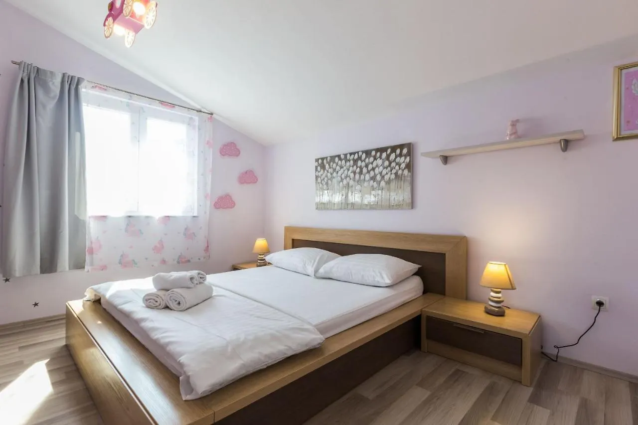 Ivan07 Spacious 3Br Apartment With Terrace Zadar