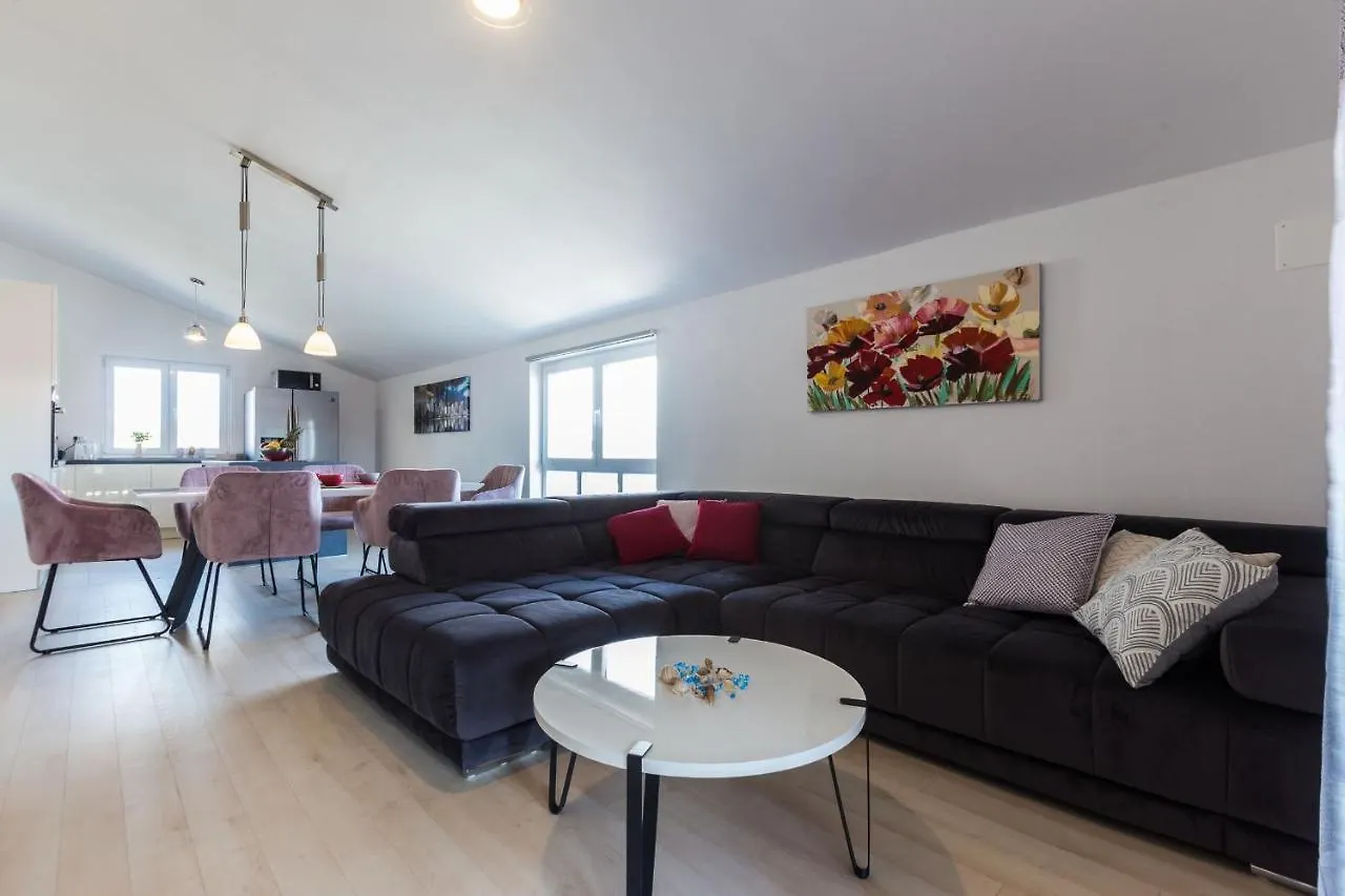 Ivan07 Spacious 3Br Apartment With Terrace Zadar