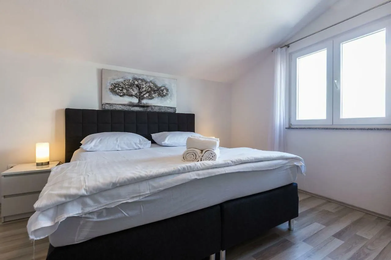 Ivan07 Spacious 3Br Apartment With Terrace Zadar