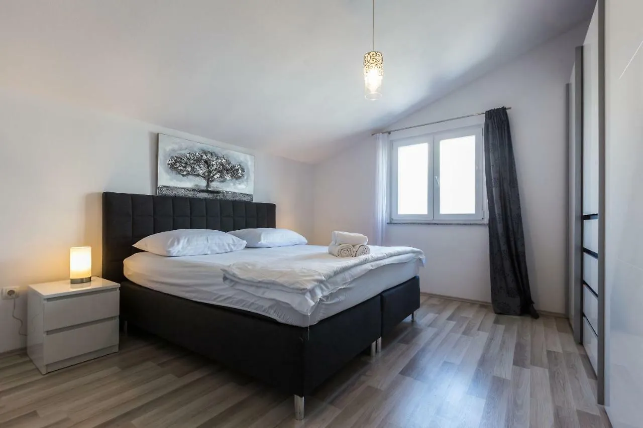 Ivan07 Spacious 3Br Apartment With Terrace Zadar