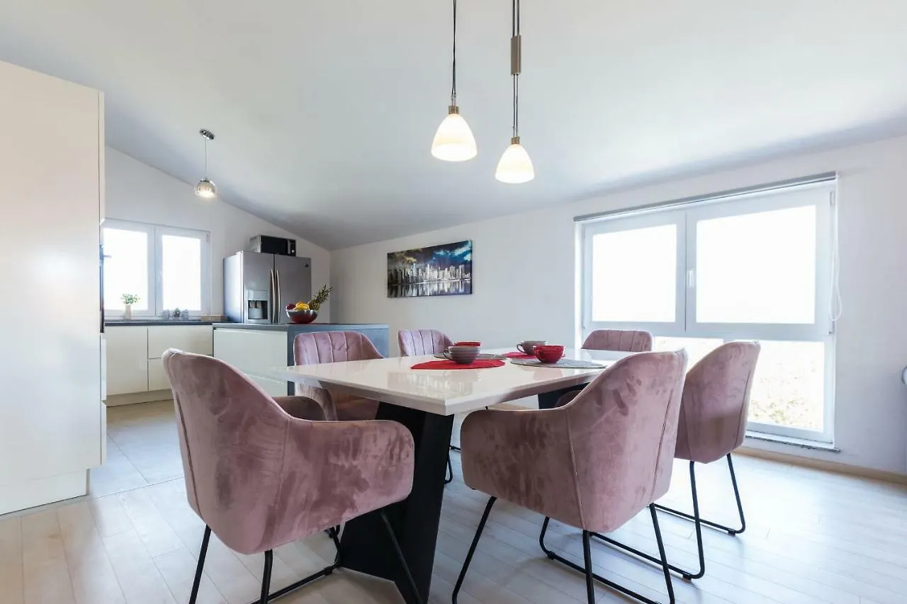 Ivan07 Spacious 3Br Apartment With Terrace Zadar